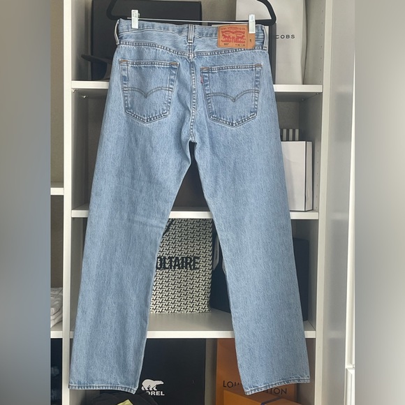 14. 501 Levi’s in a light wash 31 - Picture 2 of 9